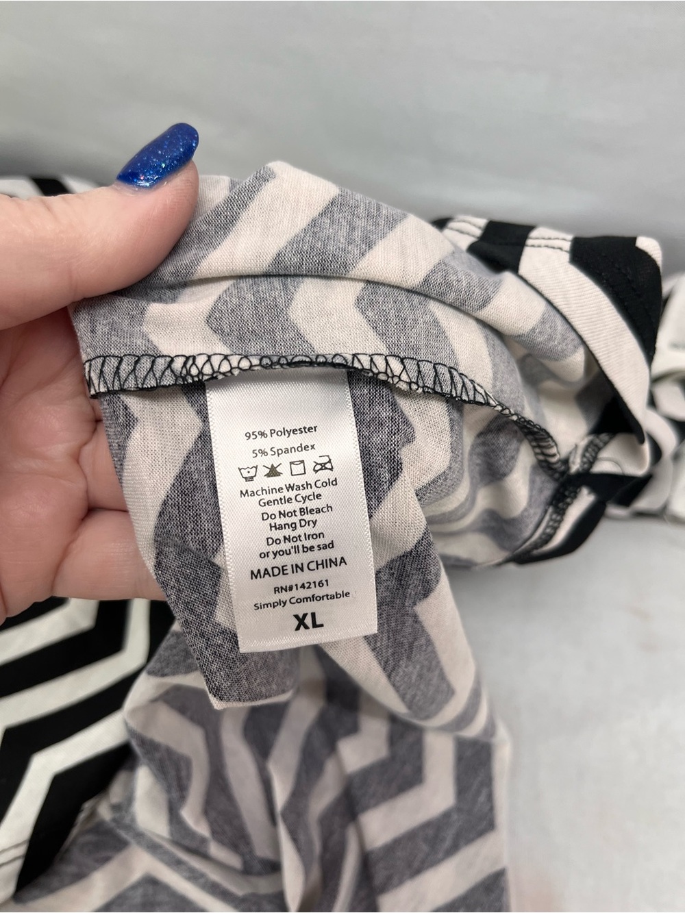 LuLaRoe Randy Black & White Chevron Raglan Tunic with Polka Dot Sleeves - Picture 6 of 6